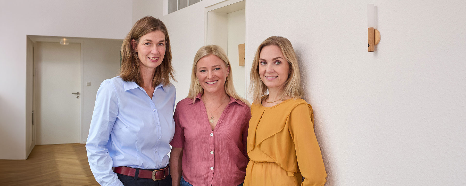 Antje Frieling, Laura Condé und Dörte Wolfertz in der Praxis